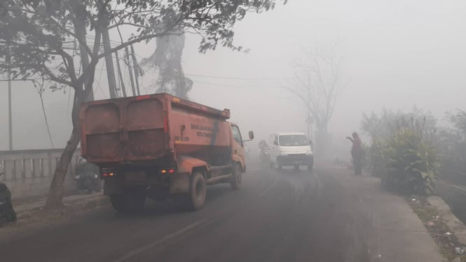 Helikopter Water Bombing Diterjunkan untuk Menangani Kebakaran TPA Rawa Kucing yang Menghambat Jarak Pandang