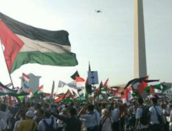 Ribuan Orang Memadati Kawasan Monas, Suara Teriakan ‘Palestina Merdeka’ Bergema