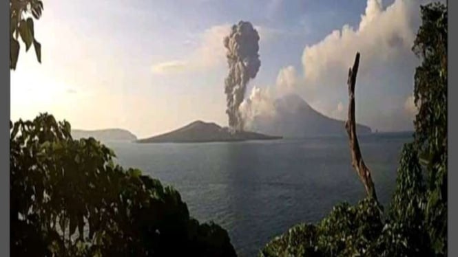 Gunung Anak Krakatau Meletus Sebanyak Empat Kali, Membuat Guncangan pada Kaca-Kaca