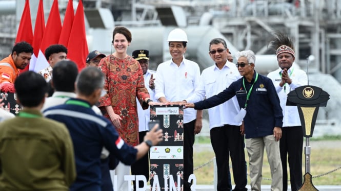 Jokowi Menghadiri Pembukaan Kilang Gas Alam Cair di Papua Barat yang Menghabiskan Dana sebesar Rp72 Triliun