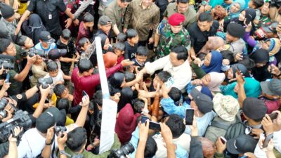 Prabowo Bermain Air dengan Anak-Anak dalam Momen Resmi Peresmian 9 Titik Air di Sukabumi