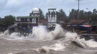 BMKG Menganjurkan Masyarakat Pesisir untuk Tetap Waspada karena Adanya Potensi Gelombang Tinggi hingga 4 Meter