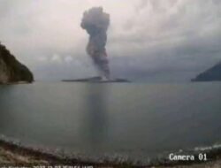 Gunung Anak Krakatau Meletus Kembali, Debu Vulkanik Mencapai Ketinggian 1.500 Meter