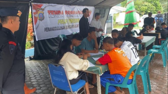 Anak-anak Korban Banjir Bandang Humbahas Mengikuti Ujian Semester di Tenda Darurat