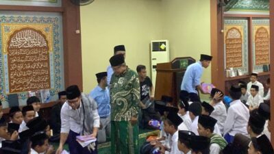 Gibran Kunjungi Ponpes Luhur Al-Tsaqafah dan Bagikan Buku Gratis kepada Santri