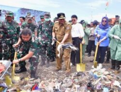 Jenderal TNI Maruli Terlibat dalam Kebersihan Pantai Borkal Sulsel dengan Punguti Sampah