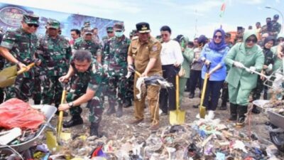 Jenderal TNI Maruli Terlibat dalam Kebersihan Pantai Borkal Sulsel dengan Punguti Sampah