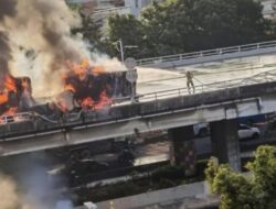 Truk Membawa Gulungan Kertas Terbakar di Tol Dalam Kota, Kerugian Mencapai Rp 400 Juta