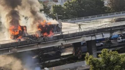 Truk Membawa Gulungan Kertas Terbakar di Tol Dalam Kota, Kerugian Mencapai Rp 400 Juta