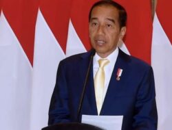 Senyuman Pak Jokowi Ketika Diminta Penjelasan Mengapa Mengenakan Dasi Kuning Saat Bertolak ke Jepang: Apa Kamu Belum Tahu?