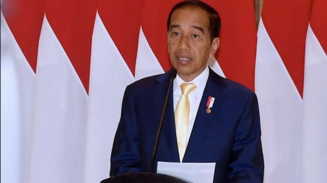 Senyuman Pak Jokowi Ketika Diminta Penjelasan Mengapa Mengenakan Dasi Kuning Saat Bertolak ke Jepang: Apa Kamu Belum Tahu?