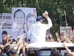 Massa Antusias Mendukung Prabowo sambil Bagi-bagi Kaos di Blitar dari Atas Mobil Alphard