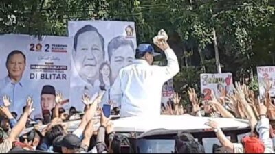 Massa Antusias Mendukung Prabowo sambil Bagi-bagi Kaos di Blitar dari Atas Mobil Alphard