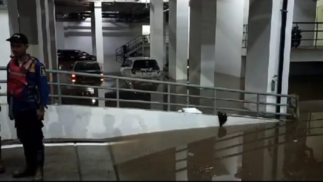 Banjir Melanda Apartemen Serpong Garden, Mobil-Motor di Basement Terendam karena Tanggul Jebol