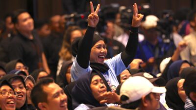 Prabowo Merasa Terharu dengan Antusiasme Emak-Emak Relawan di Bandung yang Jabat Erat Tangannya