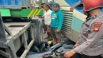 Bripda Novandro Melakukan Aksi Pahlawan dengan Menggunakan Motornya untuk Membantu Ganjal Bus Damri