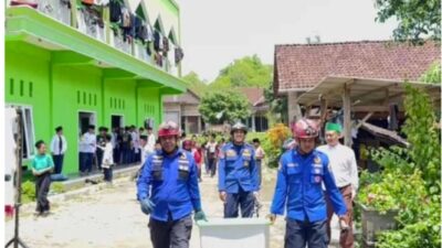 Damkar Berhasil Mengamankan Ular Besar yang Masuk Pondok Pesantren di Trenggalek