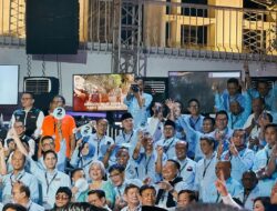Pendukung Iwan Bule Berbagi Sembako untuk Mendukung Kemenangan Prabowo-Gibran dalam Satu Putaran
