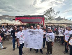 Relawan yang Dibimbing oleh Toto Hutagalung di Pangandaran Membubuhkan Tanda Tangan Mendukung Prabowo Subianto dan Iwan Bule