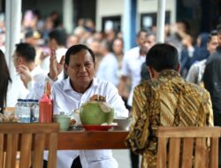 Jokowi dan Prabowo Santap Bakso Bandongan di Kios Kaki Lima Magelang, Jawa Tengah