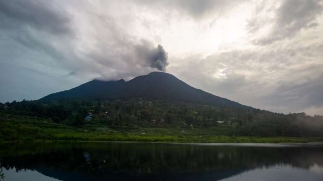 Gunung Marapi Melempar Abu Vulkanik dan Melanda Kota Bukittinggi dengan Hujan Abu