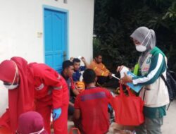 Distribusi Masker oleh PMI untuk Warga Setempat akibat Kebocoran Gas di Pabrik Es