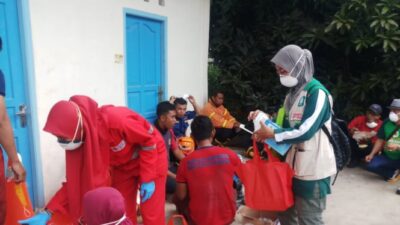 Distribusi Masker oleh PMI untuk Warga Setempat akibat Kebocoran Gas di Pabrik Es