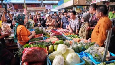 Gibran Rakabuming Raka Berbelanja di Pasar Cihapit Bandung untuk Memenuhi Kebutuhan Pokoknya