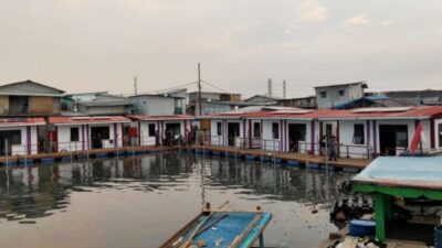 Universitas Pertahanan Membantu Membangun Rumah Apung dan Rumah Panggung di Pluit, Jakarta Utara