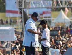 Momen Prabowo diberi Cemilan Kacang Oven oleh Anak Warga Saat Orasi di Medan