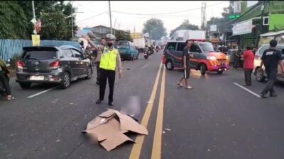 Hati-hati di Jalan Raya Bogor, Pesepeda Tewas Terlindas Truk Setelah Mobilnya Mogok