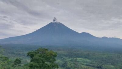 PVMBG Melaporkan Adanya Peningkatan Erupsi dan Guguran Lava di Gunung Semeru