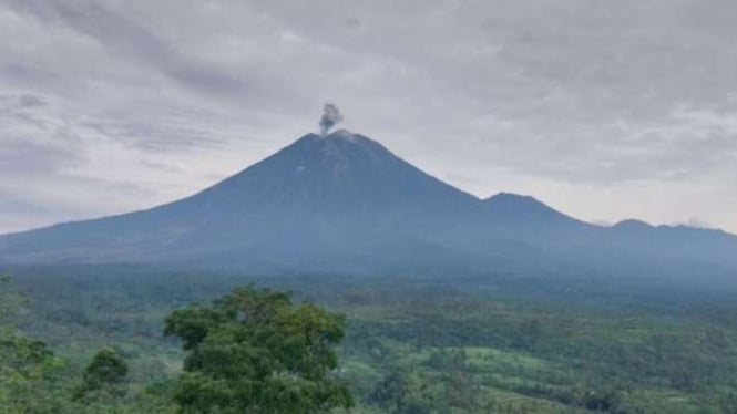 Masyarakat Diingatkan Bahaya Lontaran Batu Pijar dari Erupsi Tiga Kali Gunung Semeru