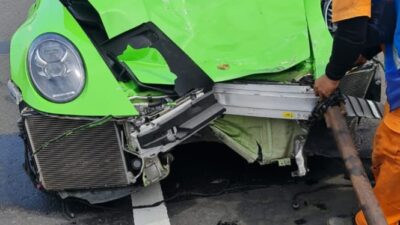 Porsche Menabrak Mobil Grand Livina dari Belakang di Tol Sidoarjo, 1 Korban Mengalami Luka Serius