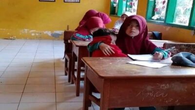 Kisah Sedih Nuraeni, Seorang Murid SD di Sinjai yang Menggendong Adiknya ke Sekolah setelah Ibunya Meninggal