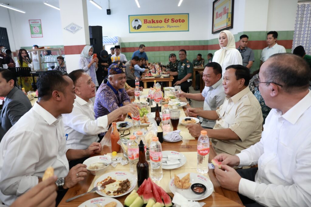 Momen Prabowo Subianto Mampir Makan Bakso di Cimahi, Nyanyi Bareng dan Disambut Riuh Warga