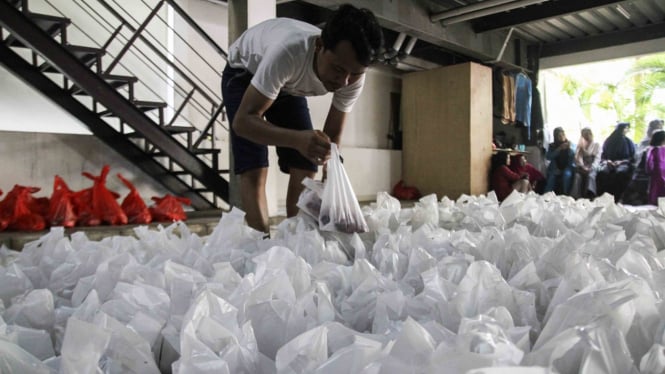 Dilarang Membungkus Daging Kurban dengan Plastik di Depok