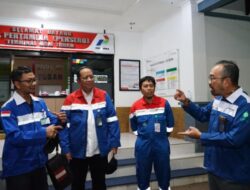 Direktur Utama Pertamina Patra Niaga turun langsung memeriksa kondisi pipa di Tuban