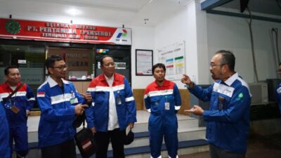 Direktur Utama Pertamina Patra Niaga turun langsung memeriksa kondisi pipa di Tuban