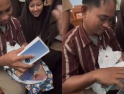 Guru di Makassar Dapat Handphone dari Siswanya, Terharu dan Menjadi Viral