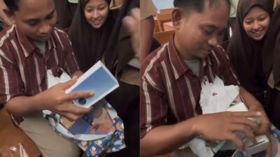 Guru di Makassar Dapat Handphone dari Siswanya, Terharu dan Menjadi Viral