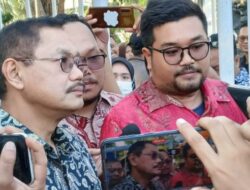 Profesor Bus mengirim surat kepada Rektor Universitas Airlangga untuk meminta penjelasan mengenai alasan pemecatannya dari jabatan Dekan Fakultas Kedokteran.