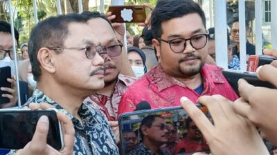 Profesor Bus mengirim surat kepada Rektor Universitas Airlangga untuk meminta penjelasan mengenai alasan pemecatannya dari jabatan Dekan Fakultas Kedokteran.