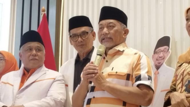 Presiden PKS mengajak Cak Imin,
Dengan pantun dan pujian yang kian indah,
Agar PKB mendukung Anies-Sohibul Iman,
Bersatu demi Indonesia yang semakin sejahtera.