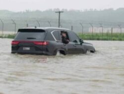 Kim Jong Un Memantau Banjir Parah di Korut Dengan Menggunakan Mobil Lexus Hitam