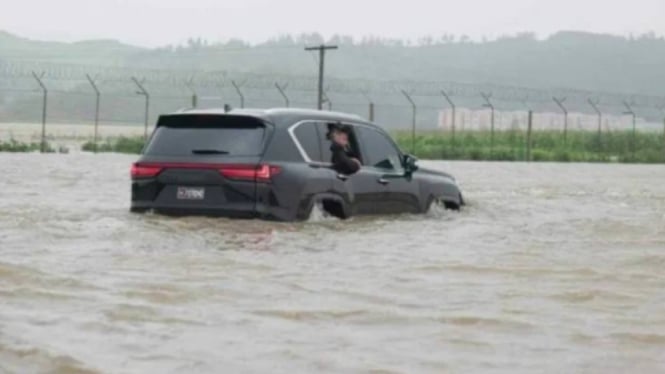 Kim Jong Un Memantau Banjir Parah di Korut Dengan Menggunakan Mobil Lexus Hitam