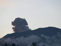 Gunung Ibu Meletus Tiga Kali pada Senin Dini Hari, PVMBG Memberikan Informasi