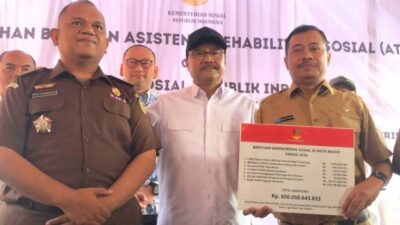 Menteri Sosial Gus Ipul Berikan Bantuan Rp650 Miliar pada Pemulung di TPST Bantar Gebang