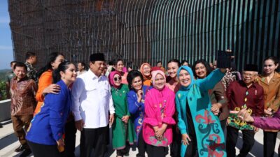 Fun Moment: Prabowo Subianto Takes a Selfie with Iriana and Mothers at IKN