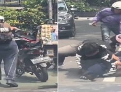 Detik-detik Pria di Jakarta Selatan Melampiaskan Kecaman kepada Pacarnya Hingga Terjatuh di Jalan